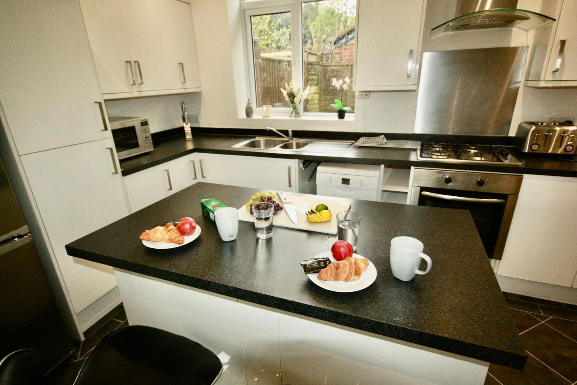 Holiday Home Hot Tub & Sauna Bournemouth Exterior photo